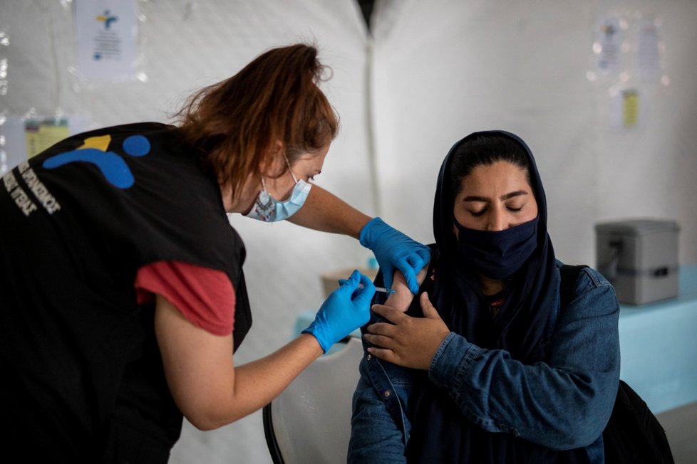 Řecko začalo proti koronaviru očkovat migranty z ostrova Lesbos v uprchlickém táboře Mavrovouni.