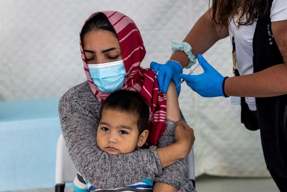 Řecko začalo proti koronaviru očkovat migranty z ostrova Lesbos v uprchlickém táboře Mavrovouni