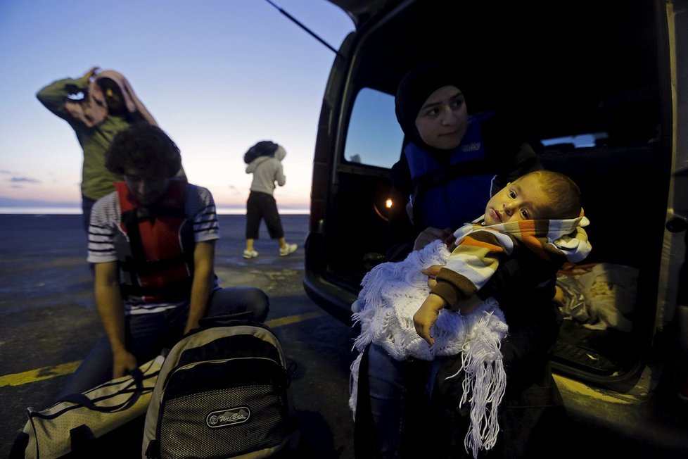 Uprchlíci obsadili Řecko – zabydleli se i v zatím opuštěných hotelech