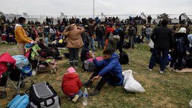 V Řecku míří stovky migrantů k hranici kvůli fámě, že je otevřená.