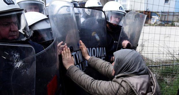 Uprchlíci v Řecku proudí k hranicím. Uvěřili fámě, policie nasadila slzný plyn