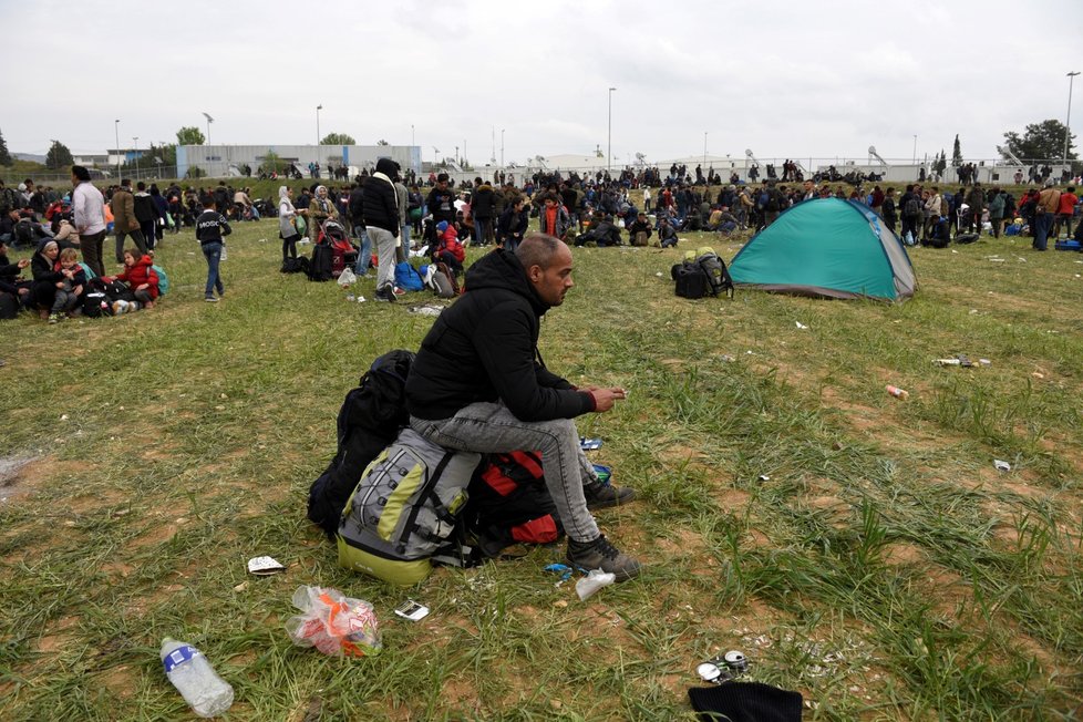 V Řecku míří stovky migrantů k hranici kvůli fámě, že je otevřená