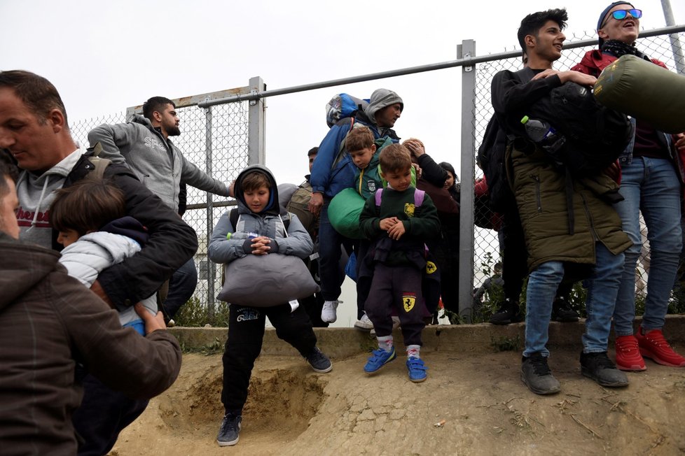 V Řecku míří stovky migrantů k hranici kvůli fámě, že je otevřená