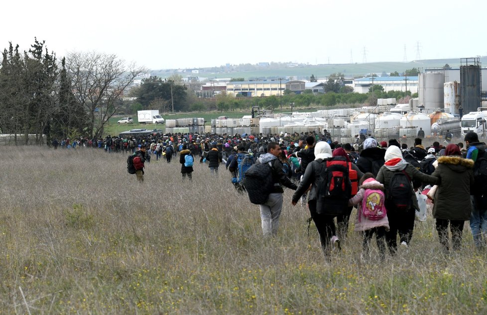V Řecku míří stovky migrantů k hranici kvůli fámě, že je otevřená
