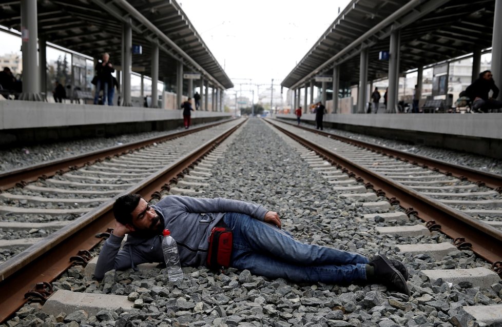 V Řecku míří stovky migrantů k hranici kvůli fámě, že je otevřená