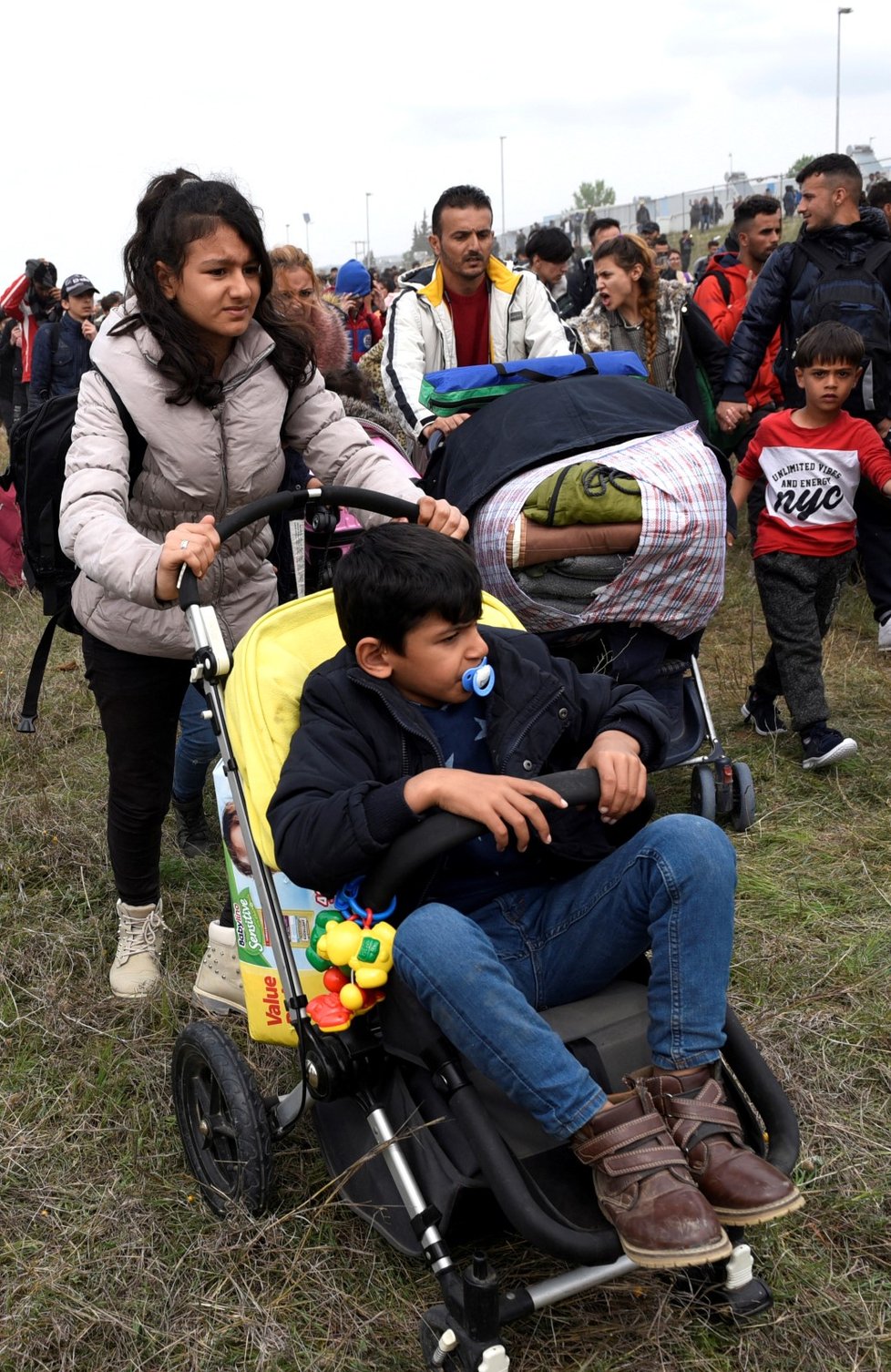 V Řecku míří stovky migrantů k hranici kvůli fámě, že je otevřená