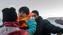 Desítky uprchlíků se utopily v moři: Ženy a dítě umrzly na ostrově. 