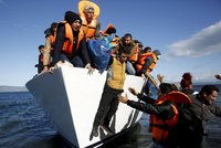 Záchrana uprchlíků má být podle EU trestná, tvrdí neziskovka