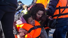 Desítky uprchlíků se utopily v moři: Ženy a dítě umrzly na ostrově.