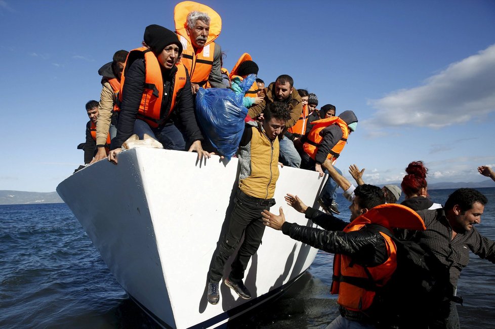 Desítky uprchlíků se utopily v moři. Ženy a dítě umrzly na ostrově.