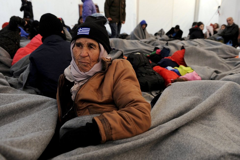 Desítky uprchlíků se utopily v moři. Ženy a dítě umrzly na ostrově.
