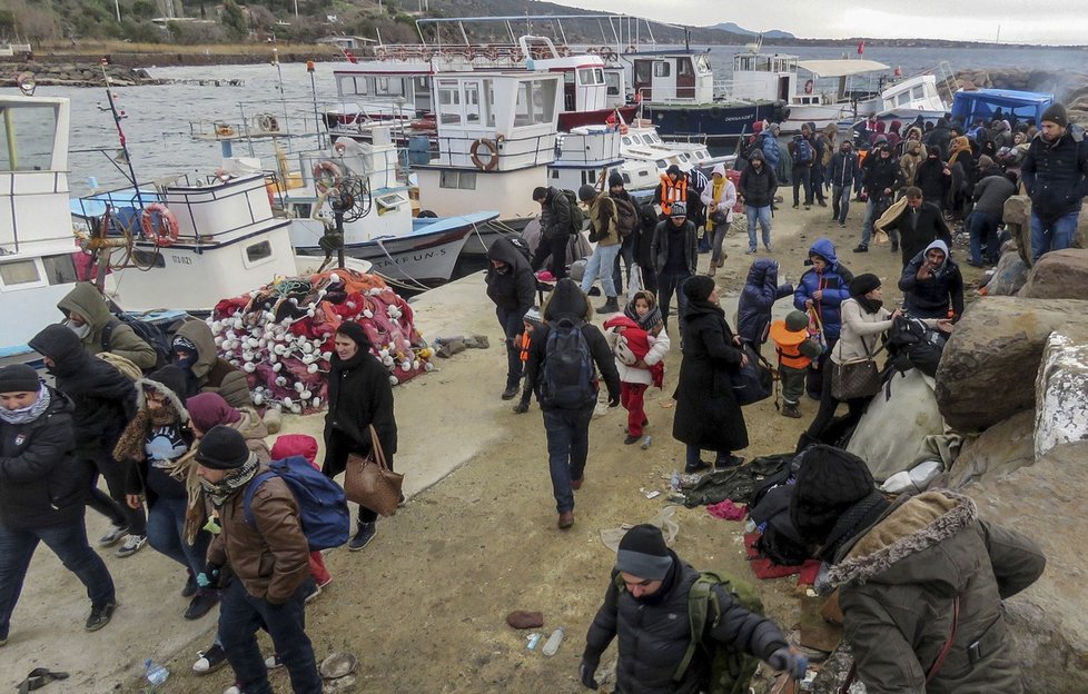 Desítky uprchlíků se utopily v moři: Ženy a dítě umrzly na ostrově.