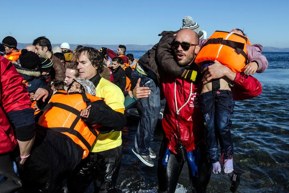 Desítky uprchlíků se utopily v moři: Ženy a dítě umrzly na ostrově.