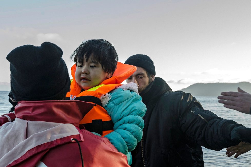Uprchlíci se často utopí jelikož mají falšované záchranné vesty