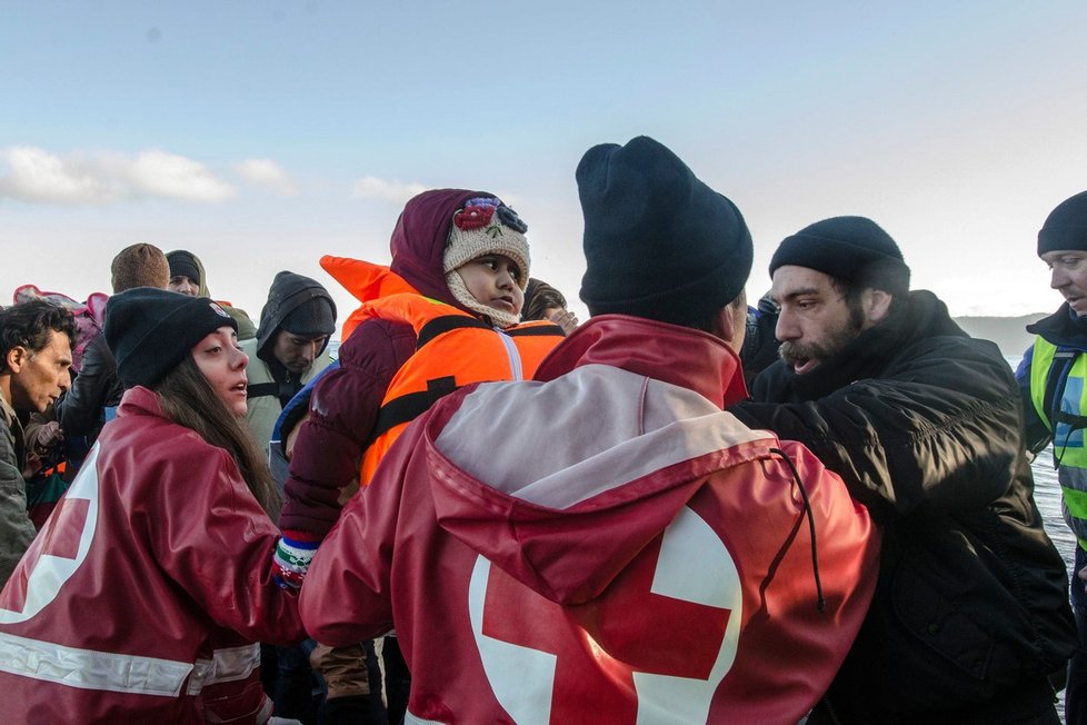 Desítky uprchlíků se utopily v moři: Ženy a dítě umrzly na ostrově.