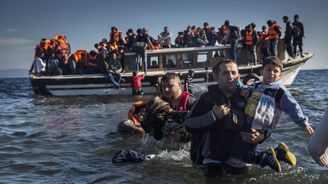 Počet mrtvých imigrantů ve Středozemním moři narůstá. Letos utonulo už téměř 5 tisíc lidí