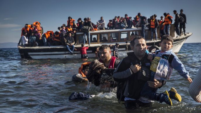 Příliv migrantů je i na tolerantní Švédy příliš.