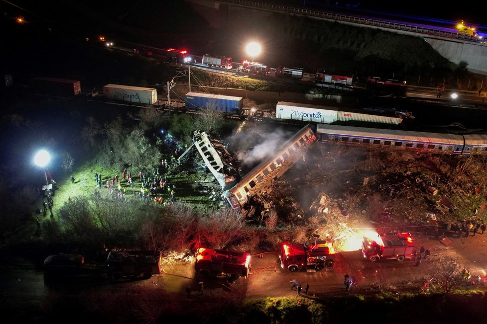 Při srážce dvou vlaků v Řecku zemřely desítky lidí, další desítky se při havárii zranily. (1.3.2023)