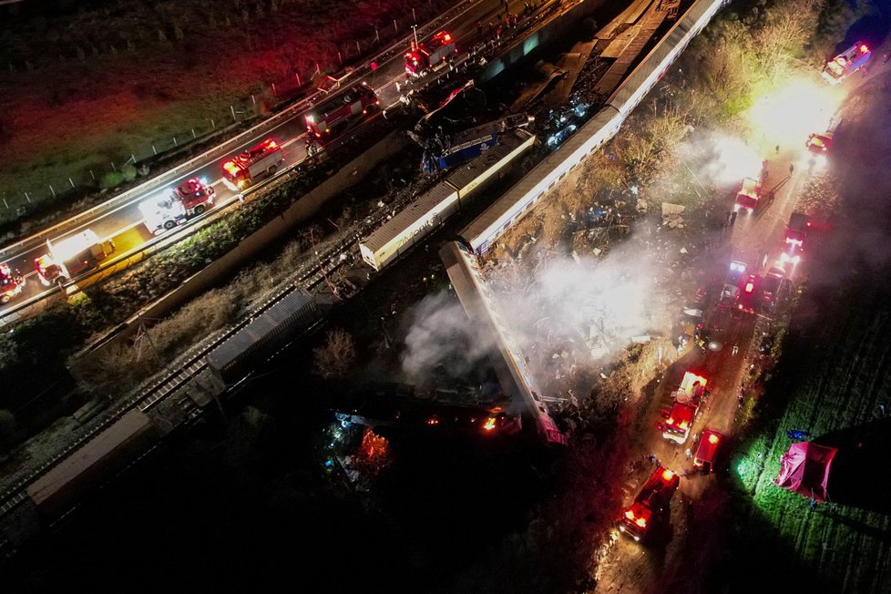 Při srážce dvou vlaků v Řecku zemřely desítky lidí, další desítky se při havárii zranily. (1.3.2023)