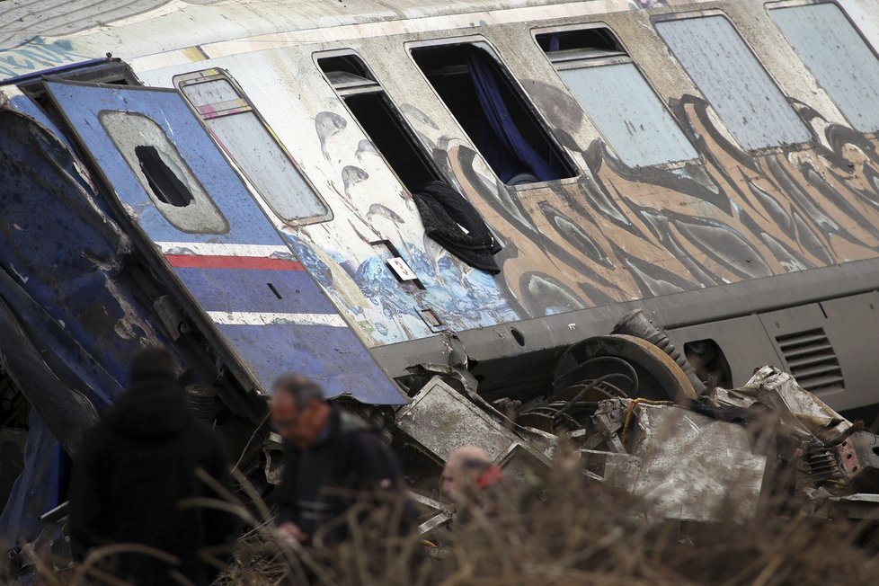 Při noční srážce dvou vlaků v Řecku zahynulo nejméně 36 lidí (1.3. 2022).