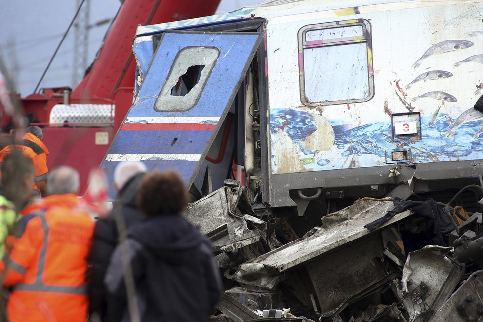 Při noční srážce dvou vlaků v Řecku zahynulo nejméně 36 lidí (1.3. 2022).