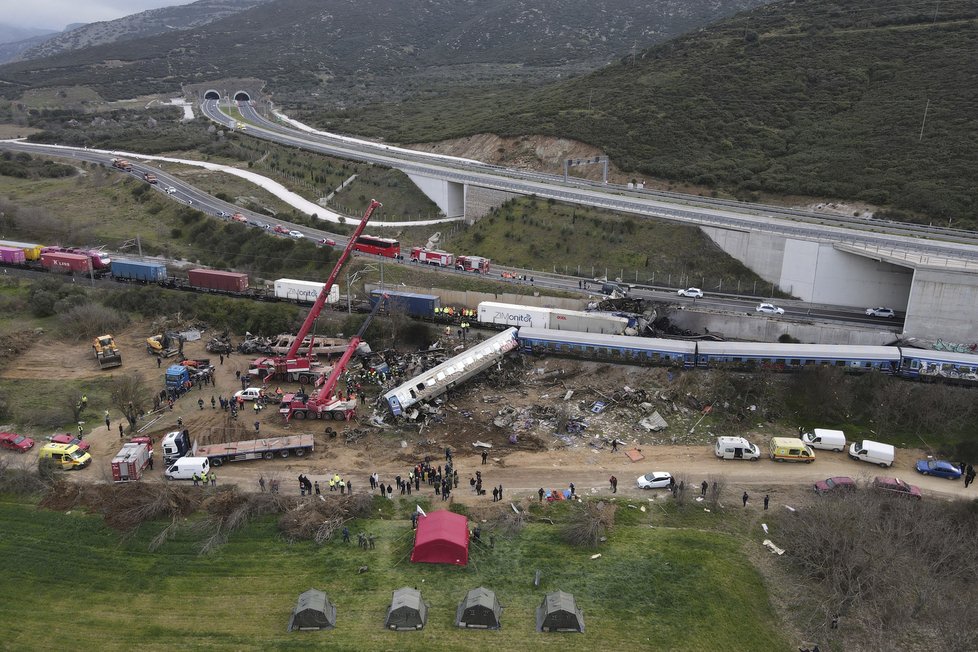 Při noční srážce dvou vlaků v Řecku zahynulo nejméně 36 lidí (1. 3. 2022).