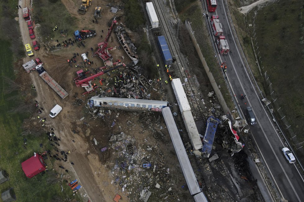 Při noční srážce dvou vlaků v Řecku zahynulo nejméně 36 lidí (1. 3. 2022).