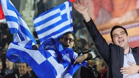 Příznivci strany SYRIZA se radují, řecké volby ovládla partaj v čele s Alexisem Tsiprasem (vpravo)