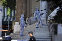 Vyšetřování výbuchu v centru Athén: Podezřelý balíček a zraněný policista