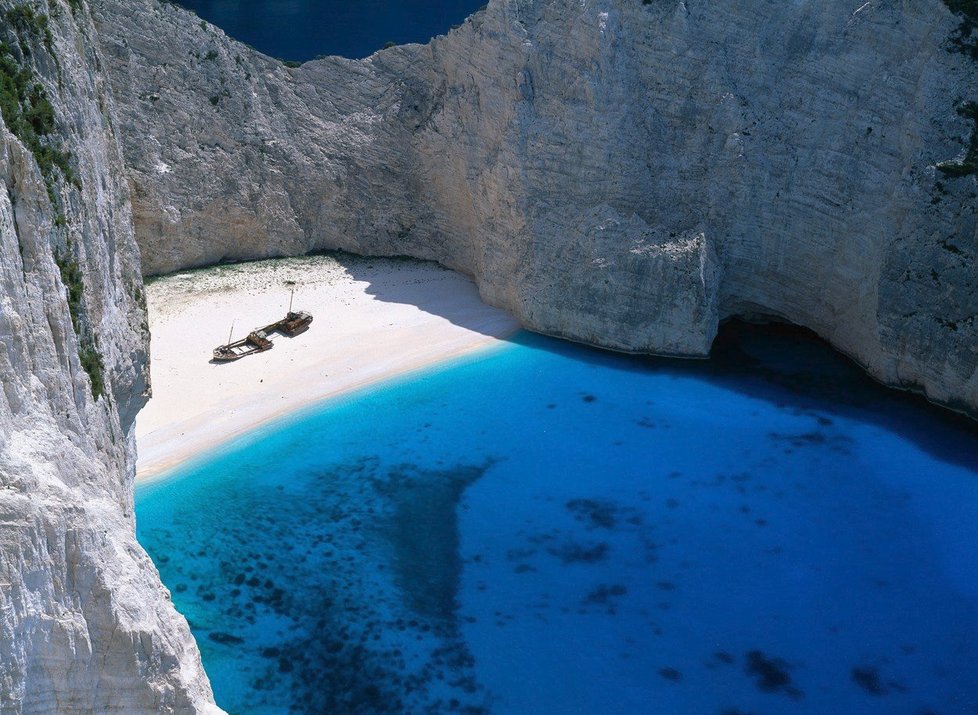 Na pláž Navagio se dostanete pouze lodí