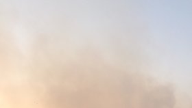Řecký ostrov Zakynthos v září nabídl také nepříliš typický výhled na kouř na jinak azurovém nebi.