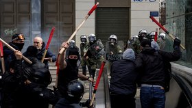 Tisíce Řeků demonstrovaly před budovou parlamentu v Aténách, aby vyjádřili nespokojenost se stavem řecké železnice.