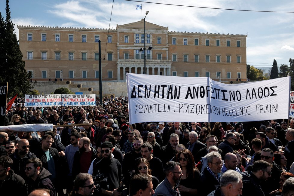 Tisíce Řeků demonstrovaly před budovou parlamentu v Aténách, aby vyjádřili nespokojenost se stavem řecké železnice.