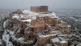 Dovolenkový ráj zasypal sníh. Úřady v Řecku zavřely školy, potíže jsou v dopravě