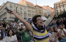 Řekové oslavují, že v referendu odmítli dohodu s věřiteli: Evropo, kašleme na tebe!
