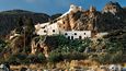 Z kláštera Moní Kápsa je výhled na Libyjské moře i dolů k ústí soutěsky Pervolákia.