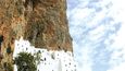 Tři sta metrů téměř kolmo nad mořem, viditelný do vzdálenosti desítek kilometrů jako bílá tečka uprostřed ostrova, je na skalní stěně už od roku 1088 doslova přilepen běloskvoucí klášter Panny Marie Chozovitské.