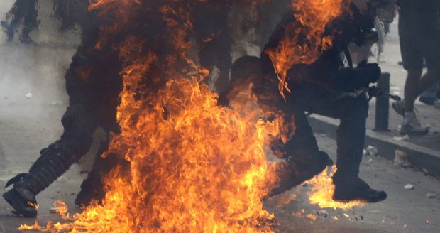 Demonstranti se nezastaví před ničím