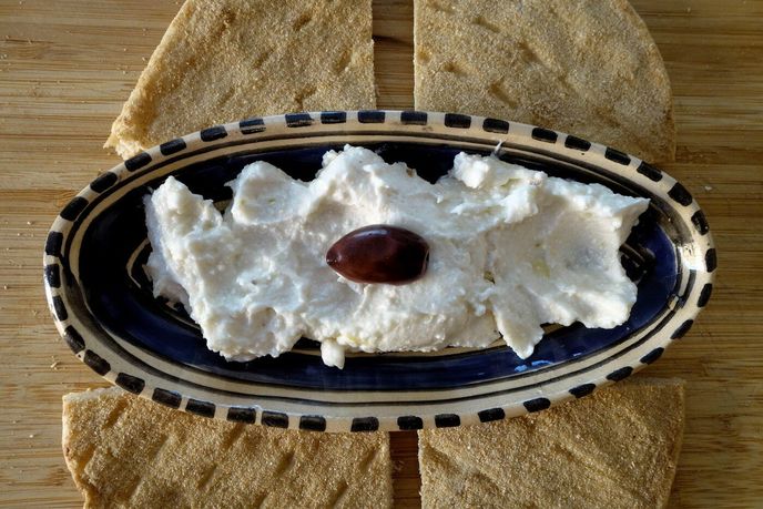 Tyrokafteri je pikantní řecká sýrová pomazánka. Její základ tvoří sýr feta, pálivé papriky, olivový olej a často i řecký jogurt, česnek a koření. Tyrokafteri je pikantní řecká sýrová pomazánka. Její základ tvoří sýr feta, pálivé papriky, olivový olej a často i řecký jogurt, česnek a koření.