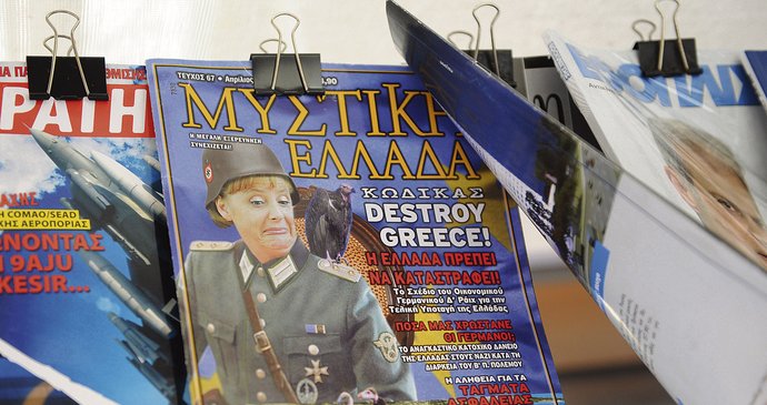 V řeckých trafikách se nyní prodává časopis s kancléřkou Merkelovou v nacistické uniformě.