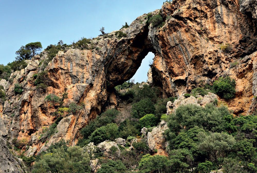 Kréta je rájem pro geology - skalní oblouky u mořského břehu západně od města Paleochóra.