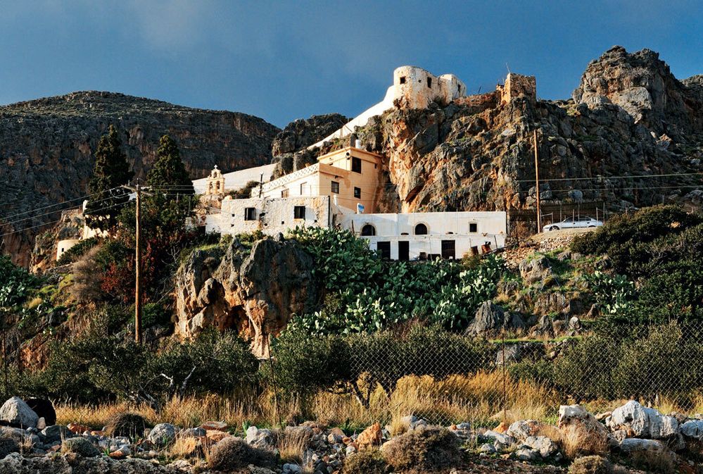 Z kláštera Moní Kápsa je výhled na Libyjské moře i dolů k ústí soutěsky Pervolákia.
