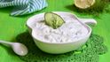 Když se řekne řecký jogurt, mnohým se vybaví chutný salát tzatziky. Dejte ale pozor, abyste vybírali co nejméně tučné jogurty.