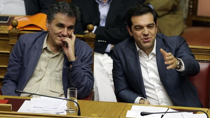 řecký ministr financí Euclid Tsakalotos (vlevo) a premiér Alexis Tsipras