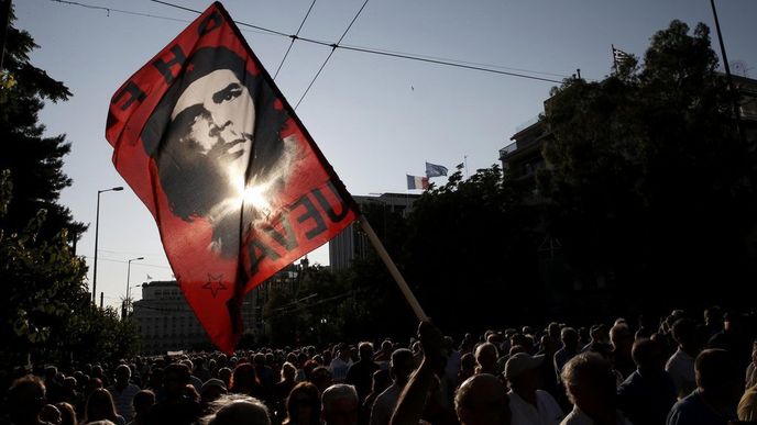 Řecký penzista drží vlajku s portrétem Che Guevary na demonstraci proti škrtům