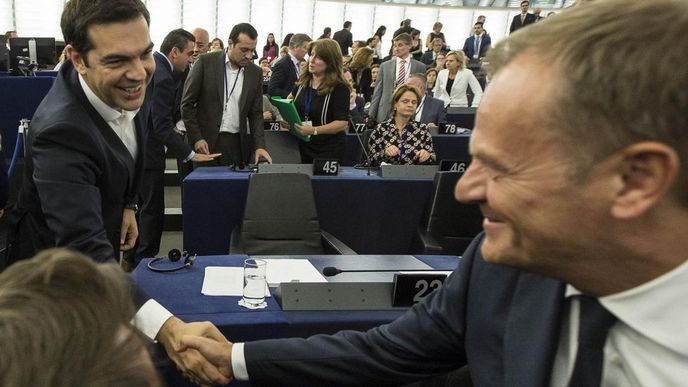 řecký premiér Alexis Tsipras a předseda summitů EU Donald Tusk v europarlamentu