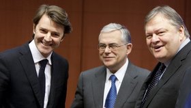 Řecký expremiér Lukas Papadimos (uprostřed) a řecký ministr financí Evangelos Venizelos (vpravo) se zatím mohou usmívat. Dostanou další peníze.