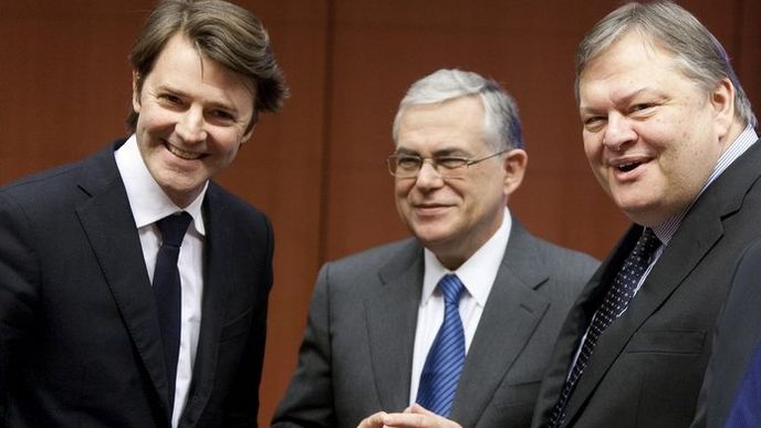 Řecký premiér Lukas Papadimos (uprostřed) a řecký ministr financí Evangelos Venizelos (vpravo) se zatím mohou usmívat. Dostanou další peníze. Spolu s nimi se po těžké dohodě usmívá také francouzský ministr financí Francois Barouin.