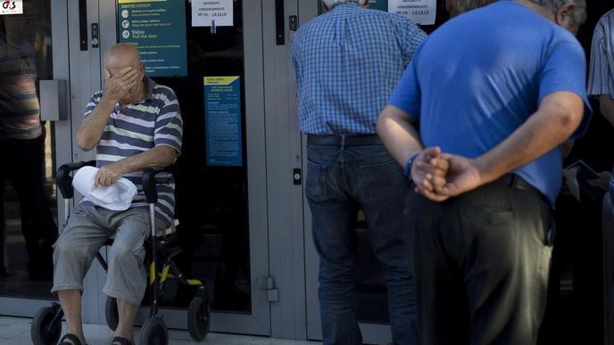 Řečtí důchodci čekají na výběr týdenního limitu