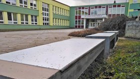 Posezení ze stavebního "bordelu": V Plzni testují recyklované lavičky 